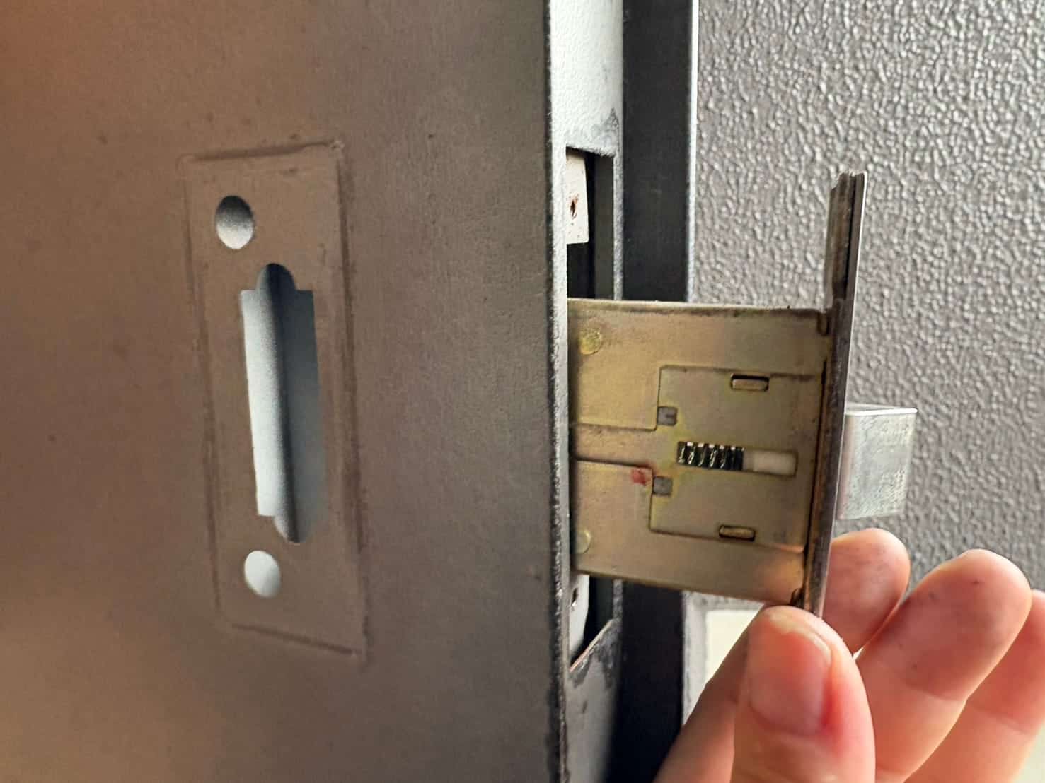 扉からケースロックを取り外す様子