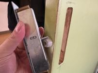 扉からケースを取り外し