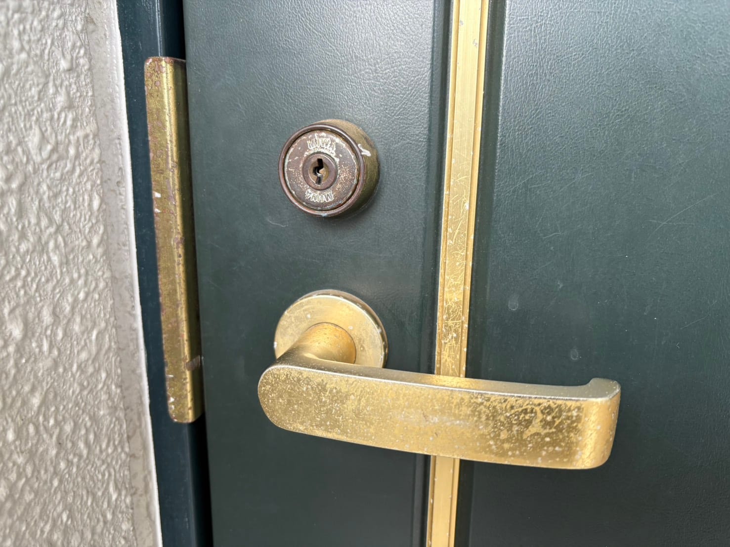 マンションの個人玄関ドアには1ロックレバーハンドル錠、旧式のシリンダーがついている