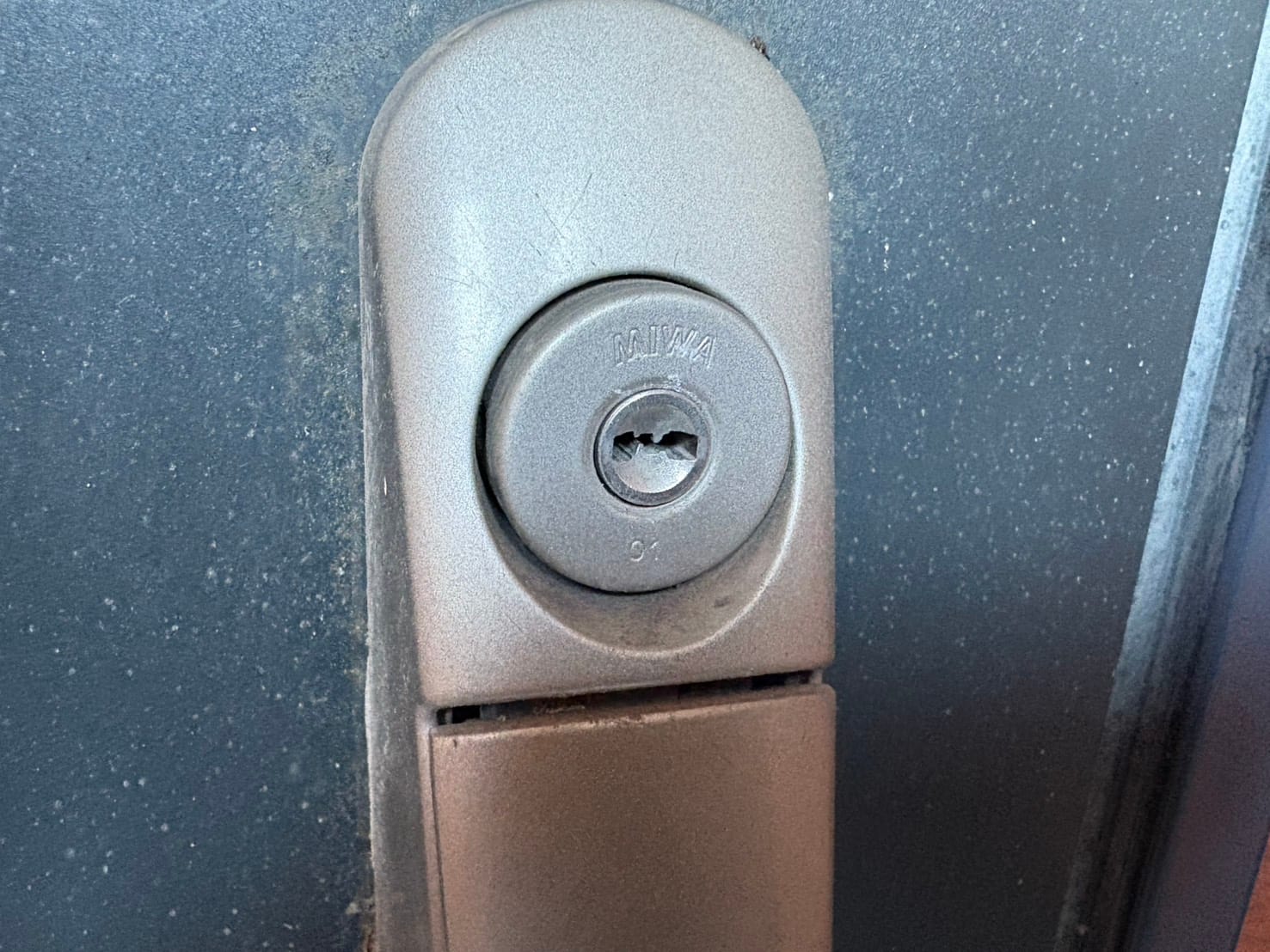 ドアにはMIWA製のPRシリンダーがついている