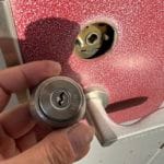 ドアからシリンダーを取り外しました