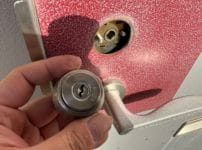 ドアからシリンダーを取り外しました