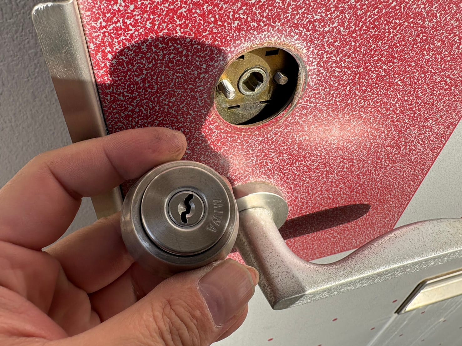 ドアからシリンダーを取り外しました