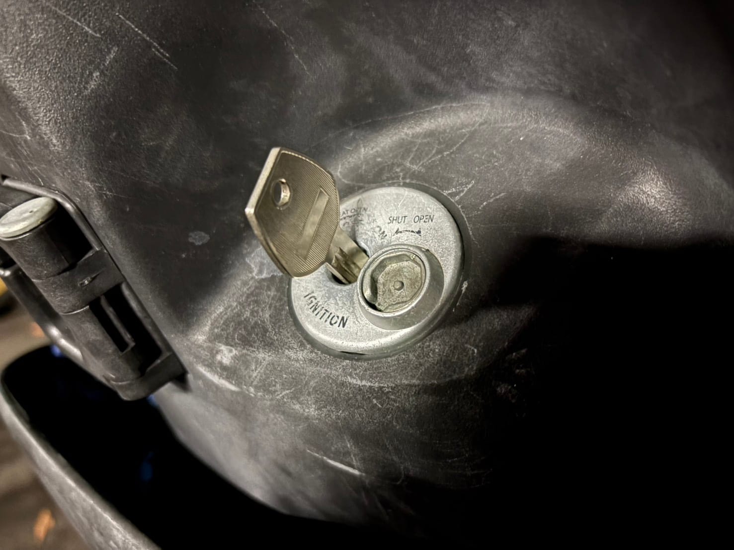 作製した鍵がイグニッションシリンダーにささっている