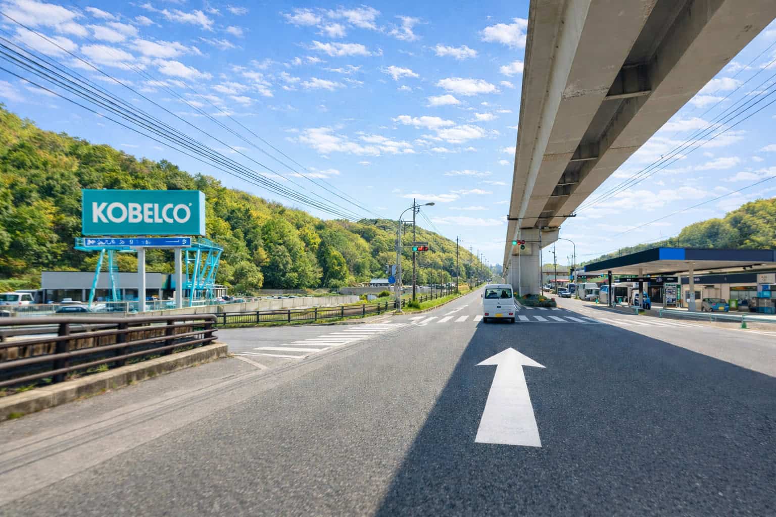 店舗にお車でお越しの方へ道案内、左手にコベルコがある交差点を直進