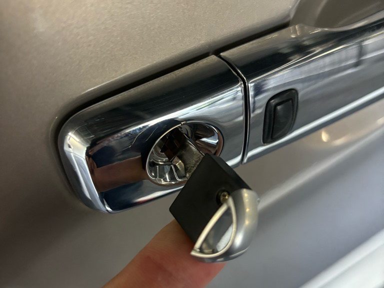 作製したメカニカルキーをセレナのドアシリンダーにさして動作を確認