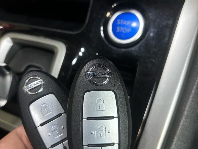 登録が完了した鍵をスタートボタンの近くで持っている