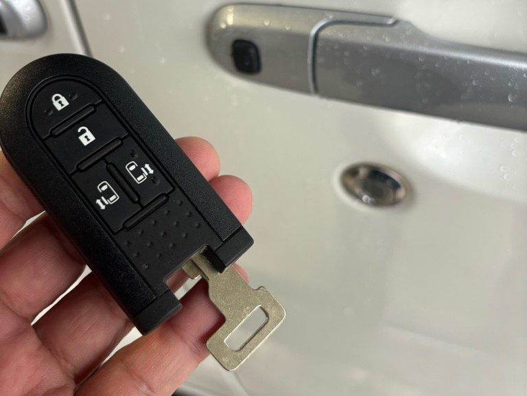 登録が完了したキーフリーリモコンにカットしたメカニカルキーを収納