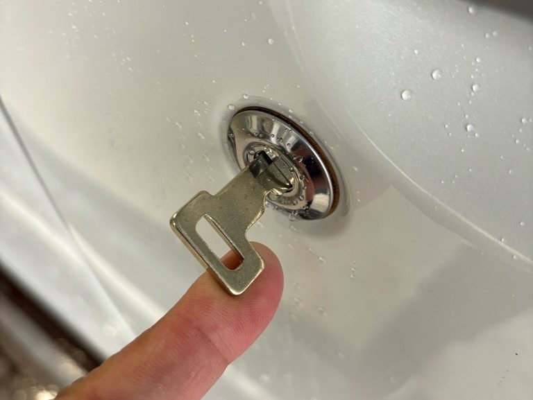 カットしたメカニカルキーをムーヴキャンバスのドアシリンダーにさして動作を確認