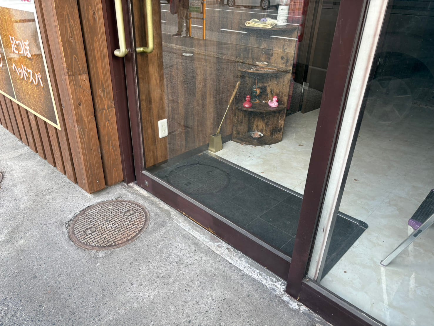 入口の一枚引き戸