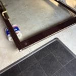 取り外され床に置かれたドア