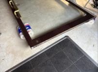 取り外され床に置かれたドア