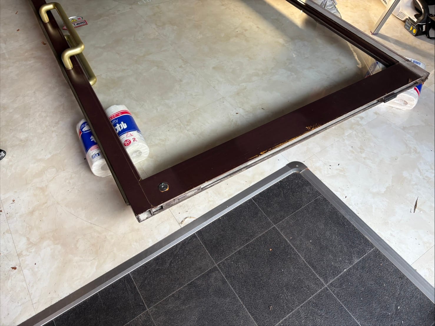 取り外され床に置かれたドア