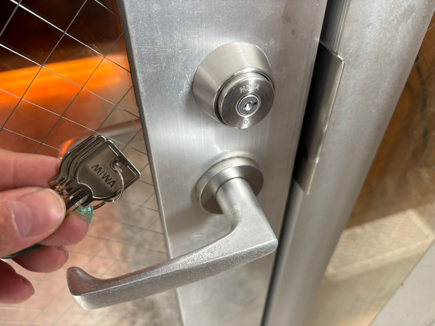 アルミサッシのドア鍵交換完了