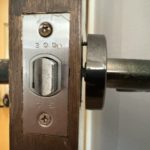 ドアノブがしっかりと固定されておらず、扉から浮いている