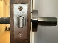 ドアノブがしっかりと固定されておらず、扉から浮いている