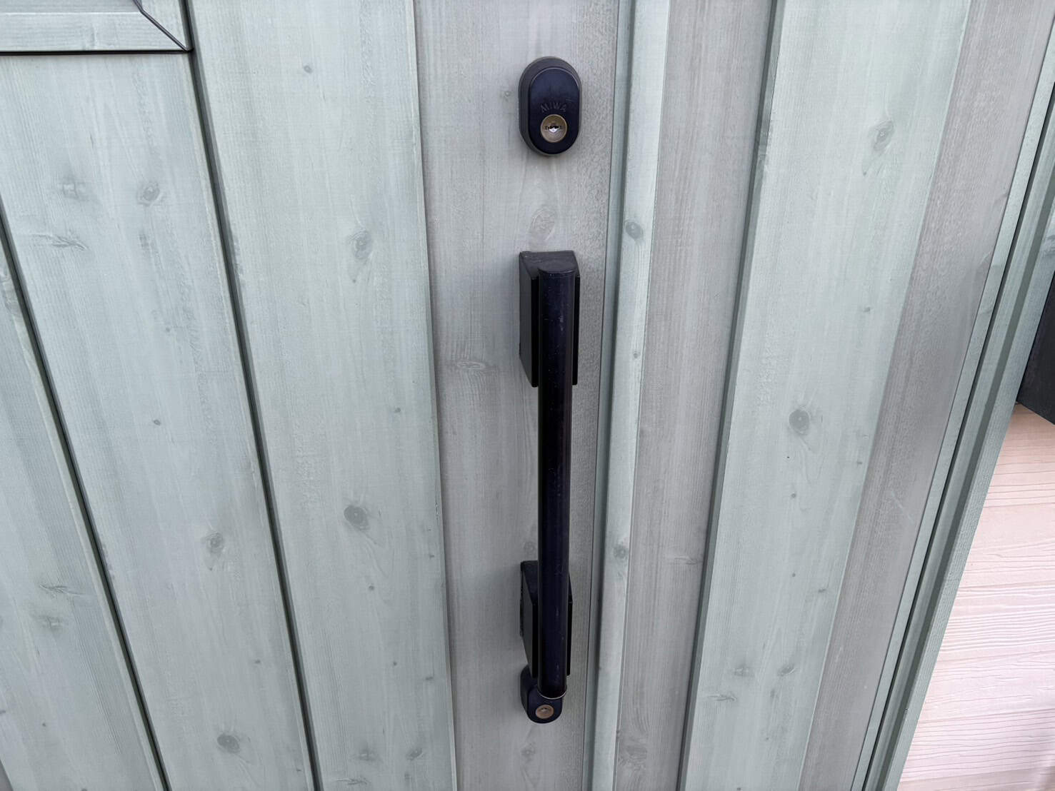 ドアには2ロックのURシリンダーがついている