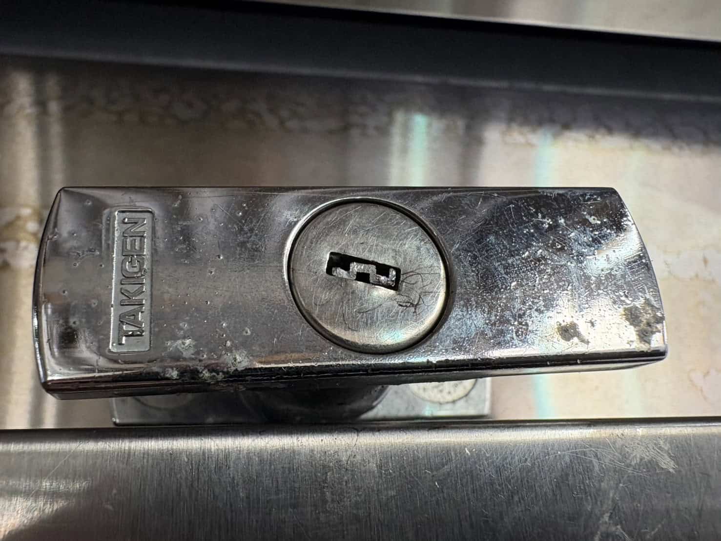 折れて残った鍵が鍵穴に詰まっている