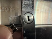 折れた鍵を取り出しました