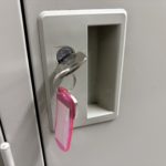 作製した鍵がロッカーの鍵穴にささっている