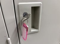 作製した鍵がロッカーの鍵穴にささっている