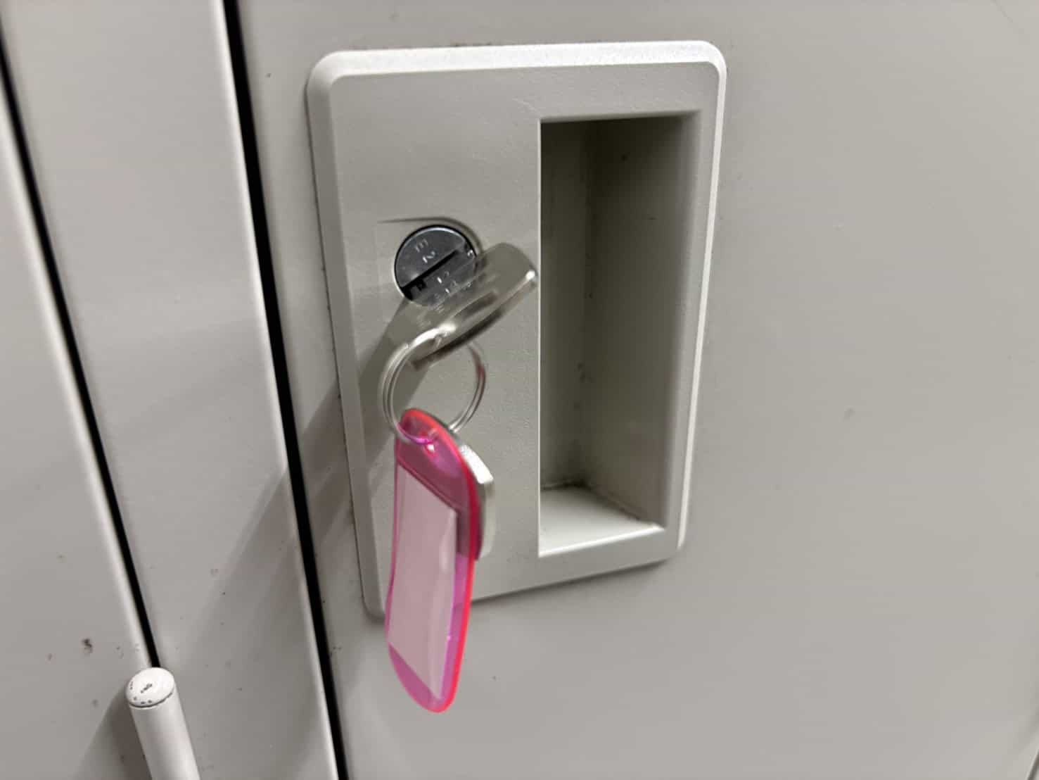 作製した鍵がロッカーの鍵穴にささっている