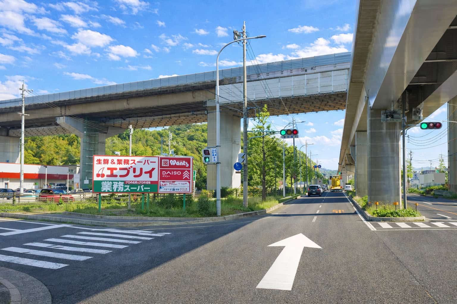 店舗にお車でお越しの方へ道案内、左手に業務スーパーエブリイがある交差点を直進