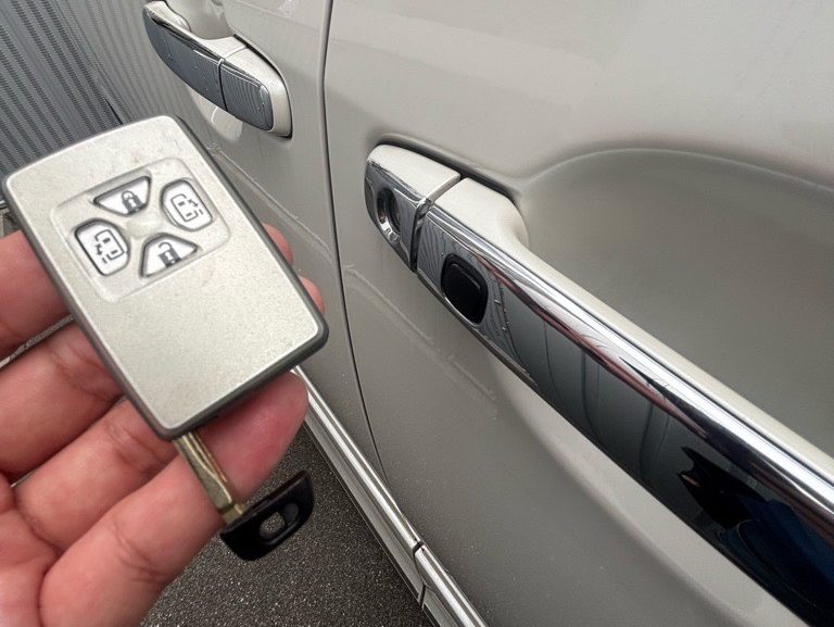 登録が完了したスマートキーに作製したメカニカルキーを収納。スマートキー一式の作製が完了しました