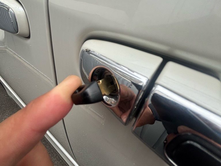 作製したメカニカルキーをドアシリンダーに挿して動作を確認