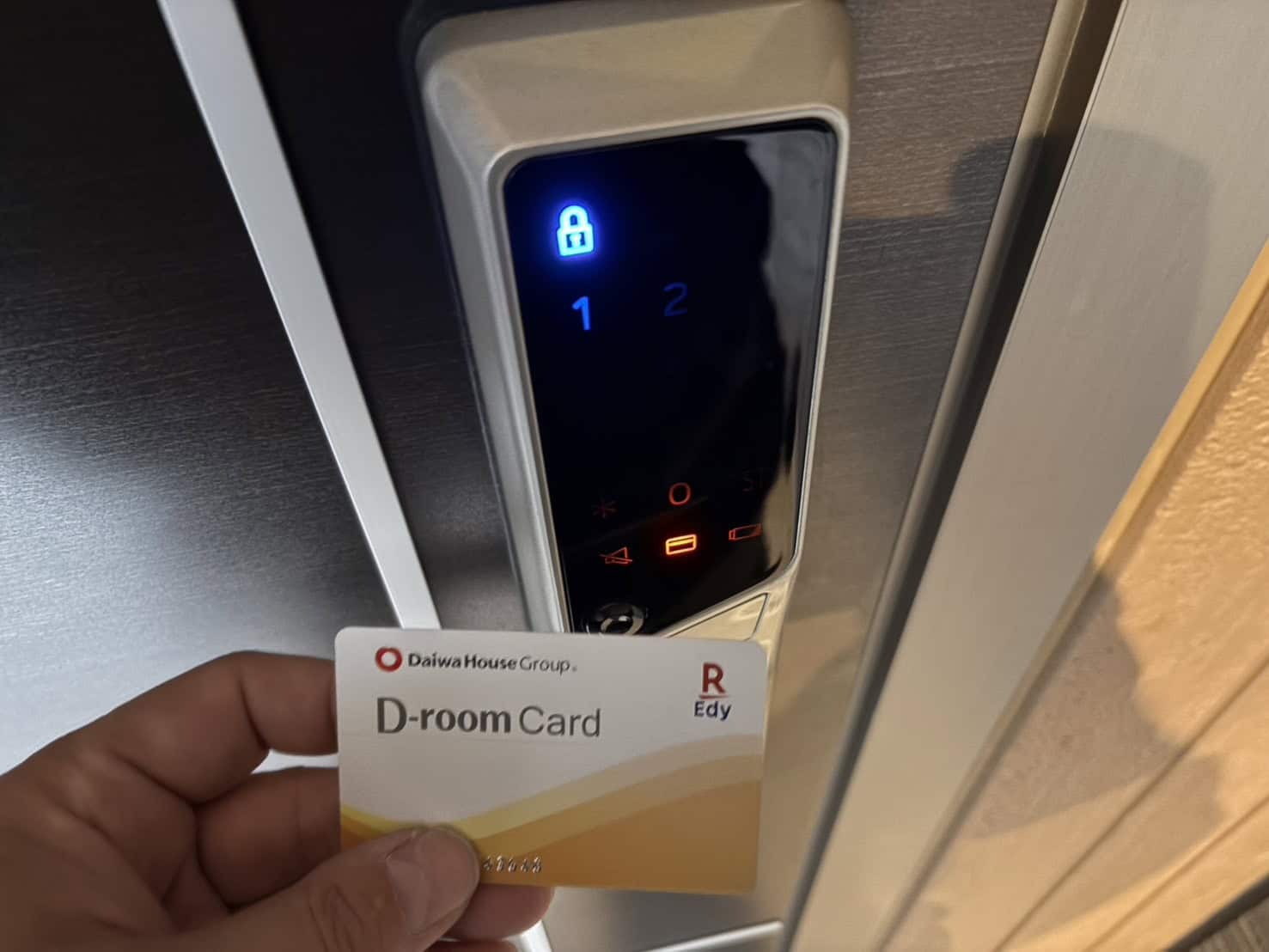 カードキーをかざす様子