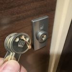 ディンプルキー面付錠の設置が完了。付属の鍵もあります