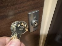 ディンプルキー面付錠の設置が完了。付属の鍵もあります