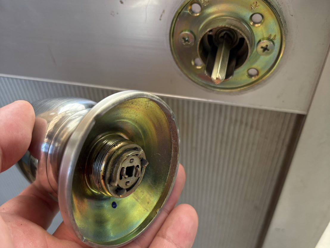 ノブを扉から取り外しました