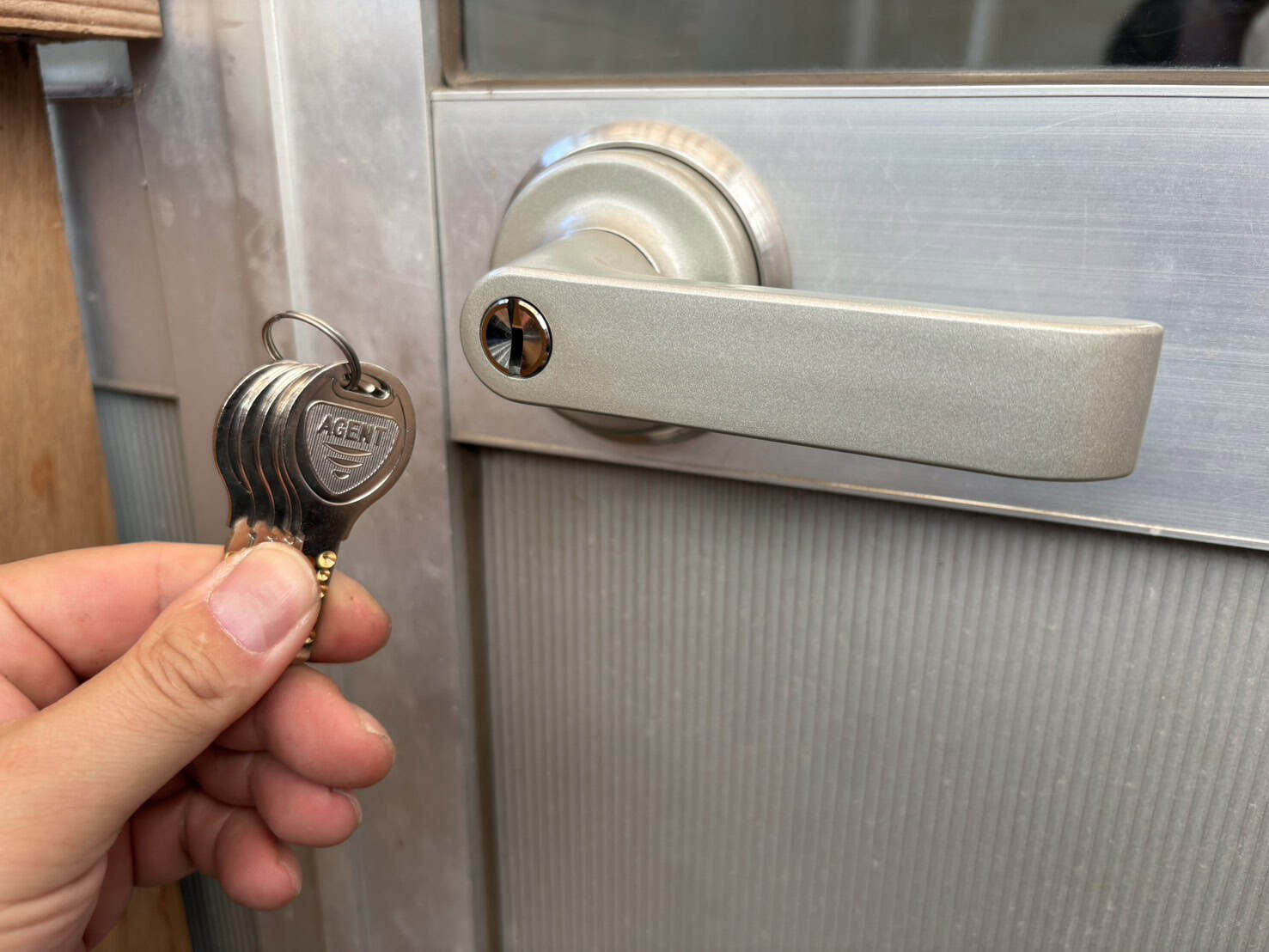 レバーハンドルへ交換完了。ディンプルキーを手に持っている